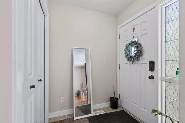 Calgary, AB T3J0K2,299 Saddlebrook CIR NE