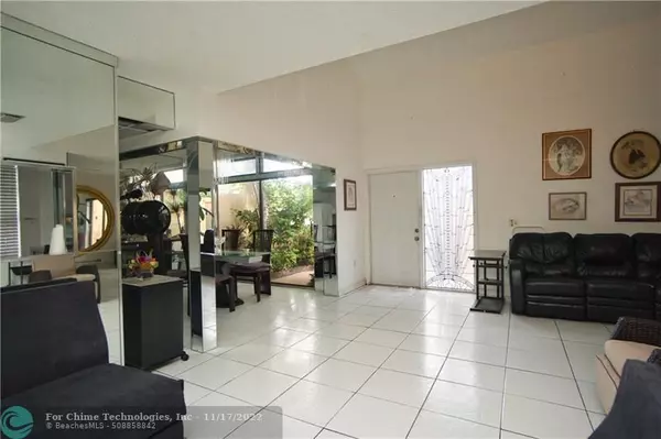 Aventura, FL 33180,20936 Bay Ct  #328-2