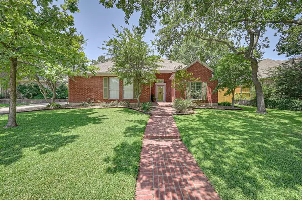 2406 Wild Rose Court,  Arlington,  TX 76006