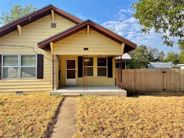 306 W Travis Street, Gordon, TX 76453