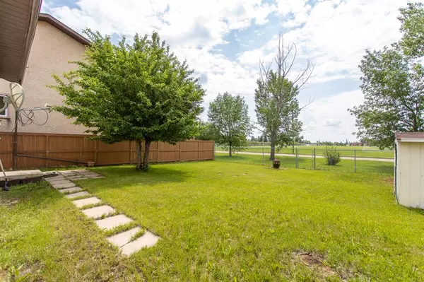 Lacombe, AB T4L 1A5,25 Cedar CRES