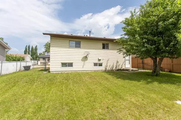 Lacombe, AB T4L 1A5,25 Cedar CRES