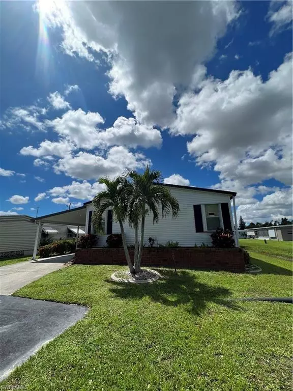 North Fort Myers, FL 33917,898 Homestead DR