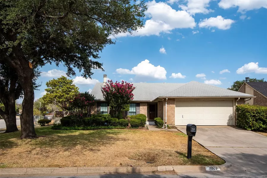 3001 Amberway Drive, Arlington, TX 76014