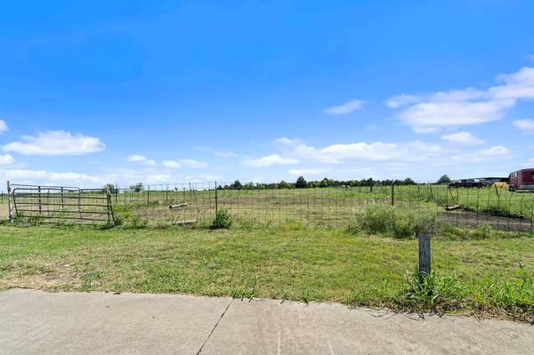 710 E Reindeer Road, Lancaster, TX 75146