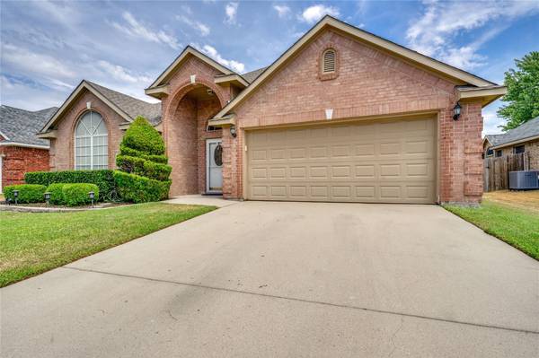 5117 Roundtree Court, Haltom City, TX 76137