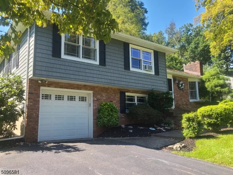 18 Woodland Ct, Kinnelon Boro, NJ 07405