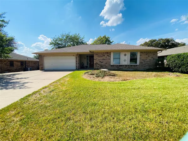 1305 Mossburg Drive, Bedford, TX 76022