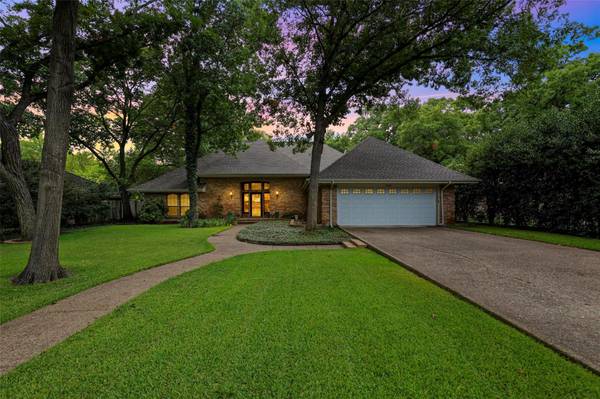 8453 Marys Creek Drive,  Benbrook,  TX 76116