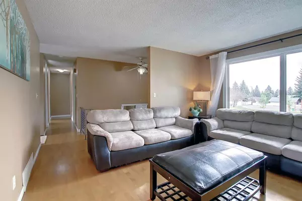 Calgary, AB T2W 2B4,127 Cedar Ridge CRES SW