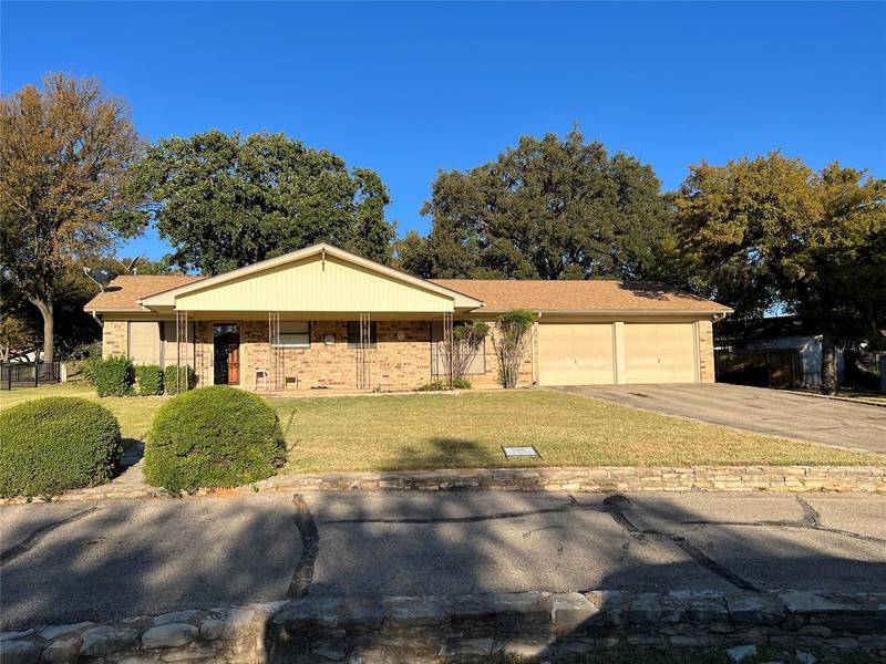 3904 Crescent Drive, Granbury, TX 76049