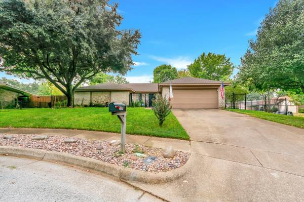 517 Live Oak Drive, Euless, TX 76040