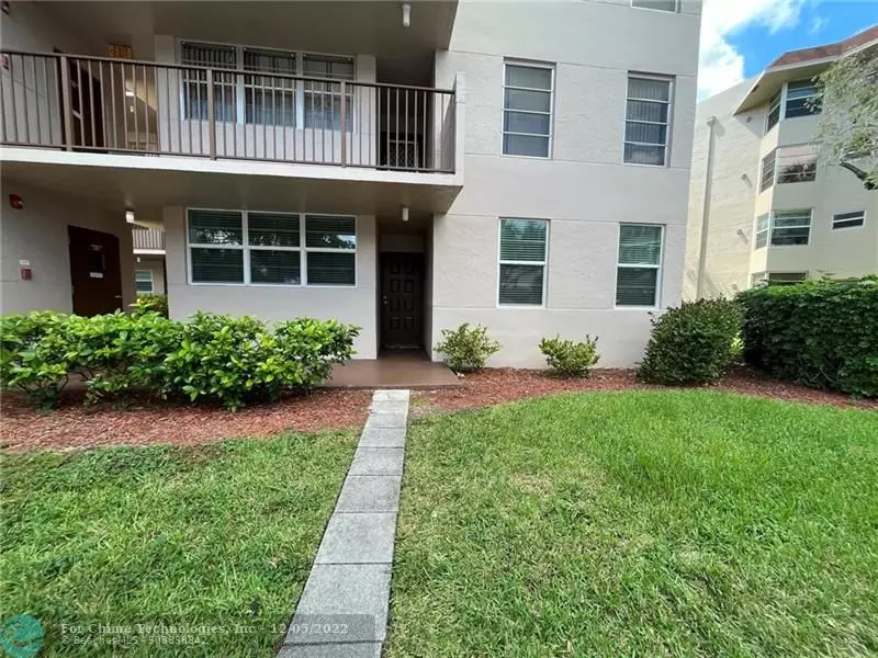 Davie, FL 33324,9510 Seagrape Dr  #106