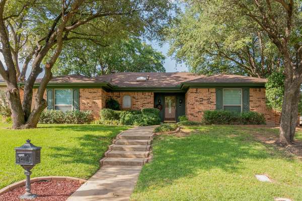 400 Cavender Court, Hurst, TX 76054