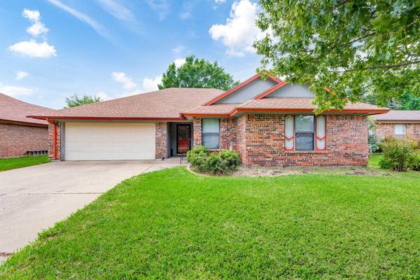 210 Freedom Lane, Arlington, TX 76002