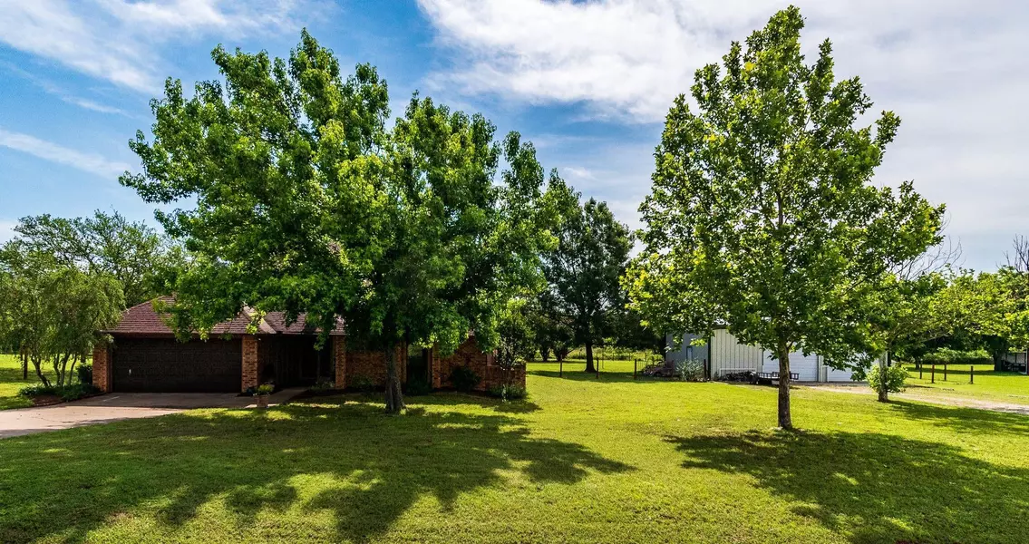 3028 English Creek Drive, Azle, TX 76020