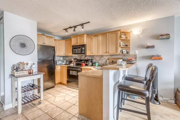 Calgary, AB T2S 2Z9,60 38A AVE SW #403