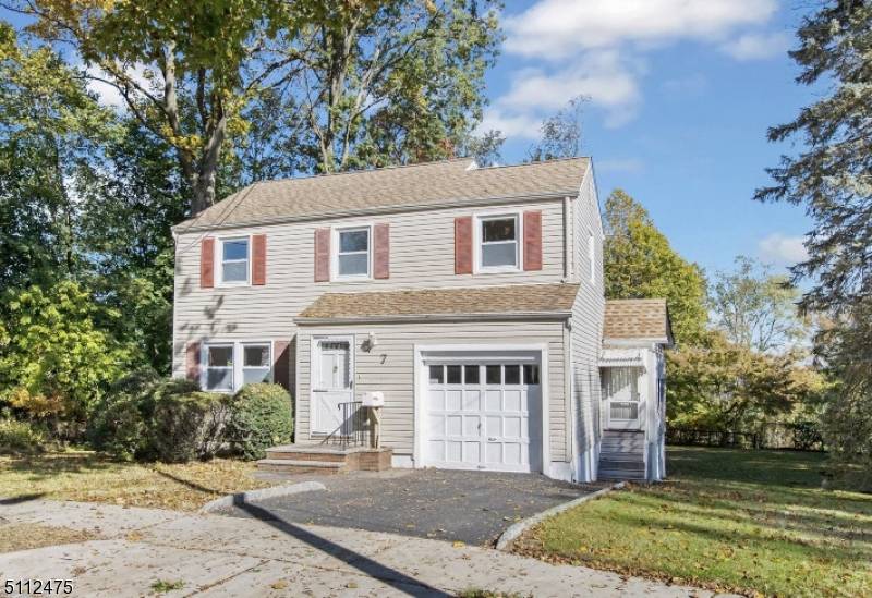 7 Clover Ln, Verona Twp., NJ 07044