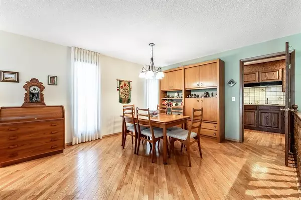 Calgary, AB T2W 3Z2,248 Canter PL SW