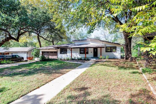 38 Shadowbrook Lane, Hurst, TX 76053