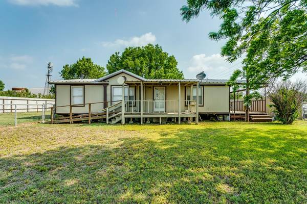 733 E Navarro Avenue, De Leon, TX 76444