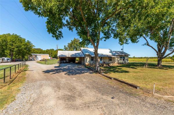 8522 State Highway 121,  Trenton,  TX 75490