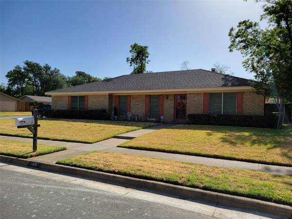 1901 Silver Leaf Drive, Pantego, TX 76013