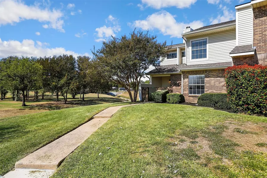 723 Creekwood Court, Lewisville, TX 75067