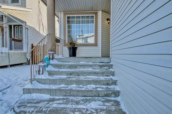 Calgary, AB T3P 1B9,87 Evansmeade CRES NW