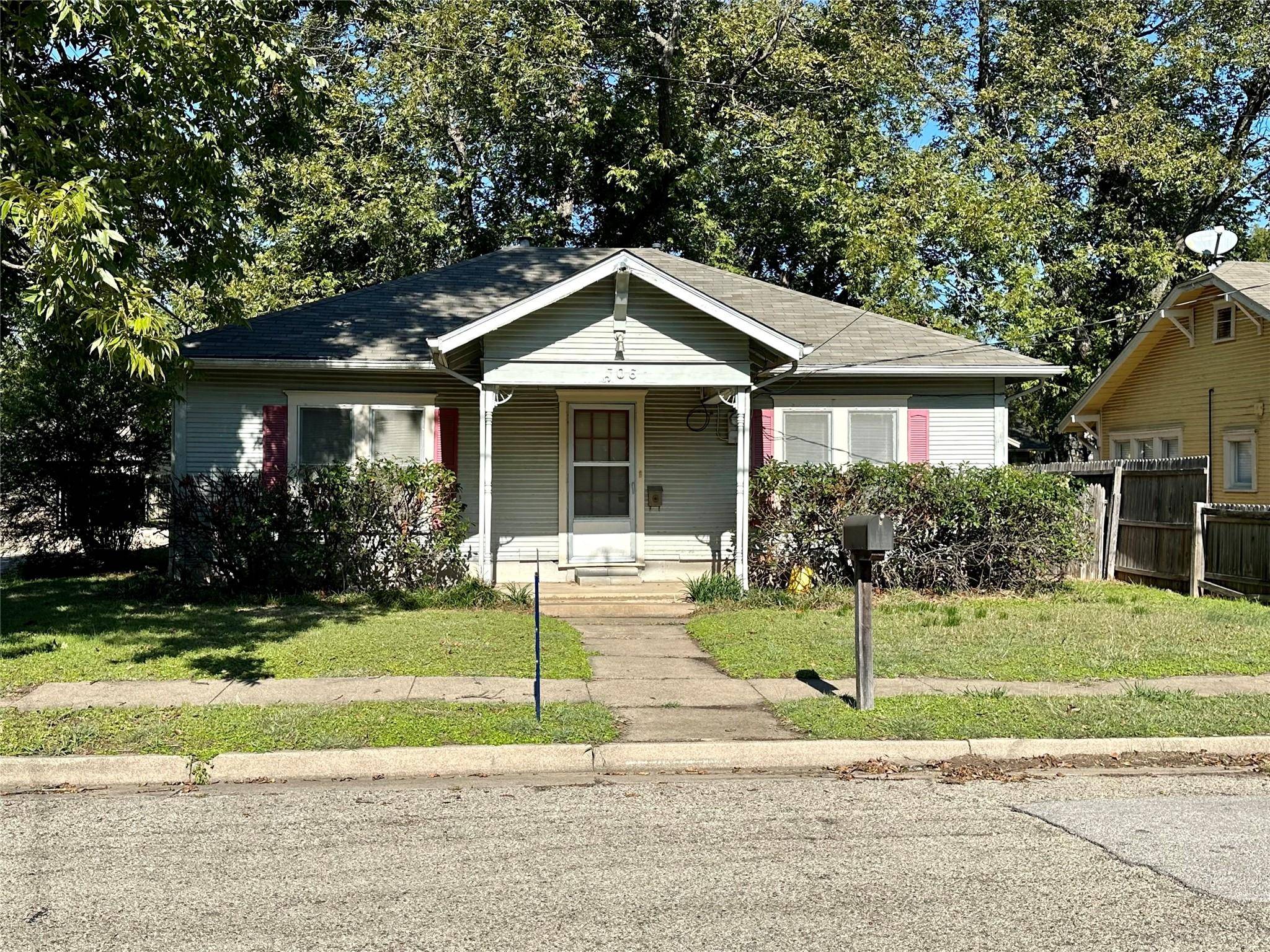 506 W Smith Street, Cleburne, TX 76033