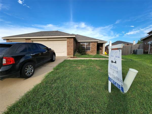 8111 Zephyr Court, Arlington, TX 76002