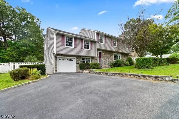 19 Jeffrey Dr, Bloomingdale Boro, NJ 07403