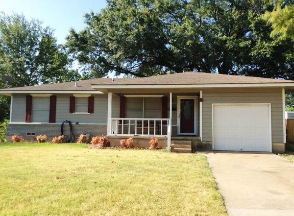 302 E Russell Avenue, Bonham, TX 75418