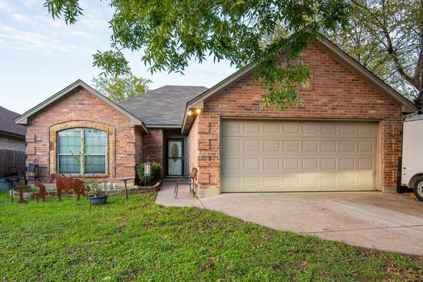 108 W Broadway Street, Kennedale, TX 76060