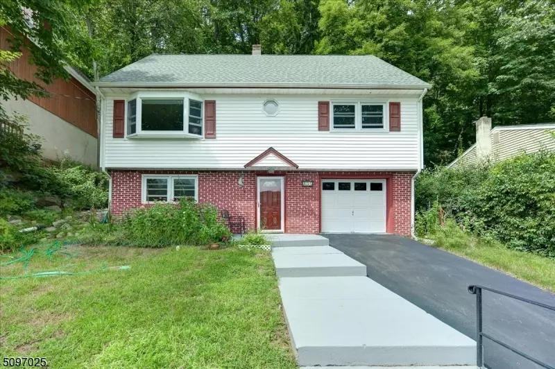 156 Skyline Lake Dr, Ringwood Boro, NJ 07456