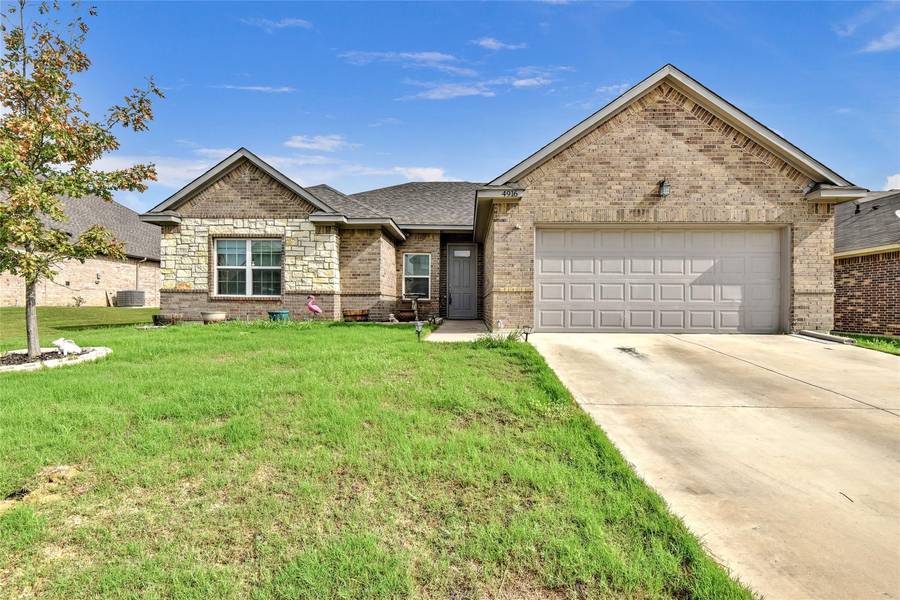 4916 Sanger Circle Drive, Sanger, TX 76266