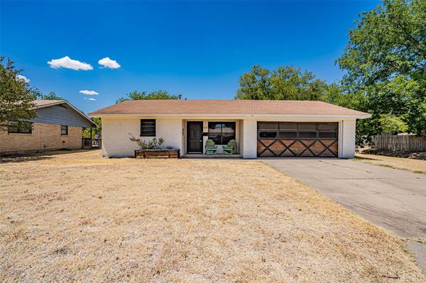 312 S Ables Street, Granbury, TX 76048