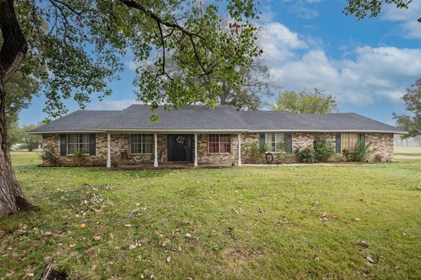 1053 S Lowrance Road, Pecan Hill, TX 75154