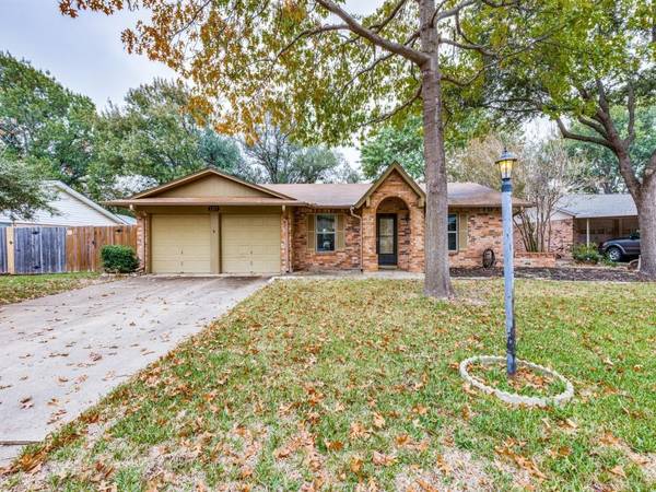 1213 Cozby Street E, Benbrook, TX 76126