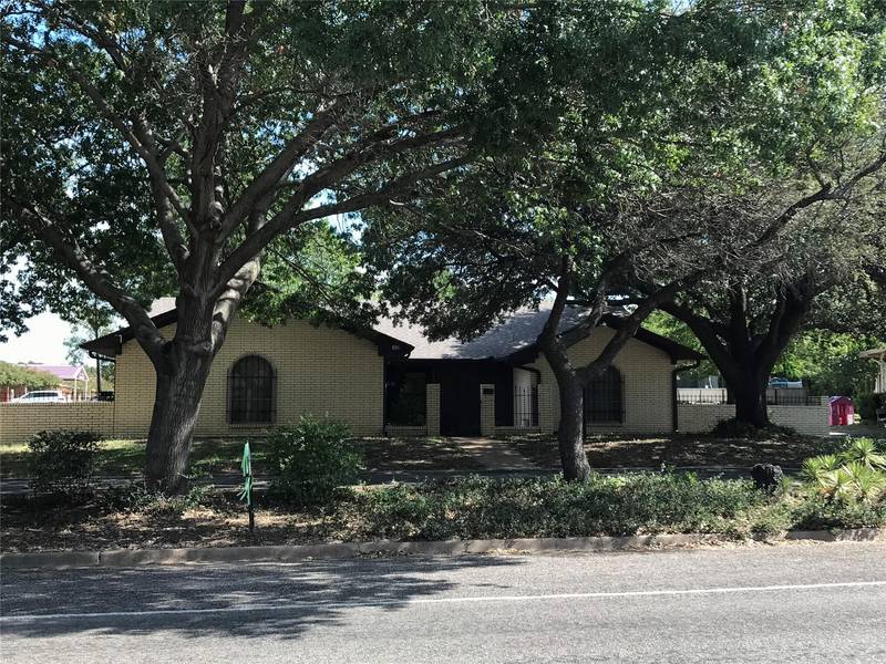 801 S Texas Street, De Leon, TX 76444