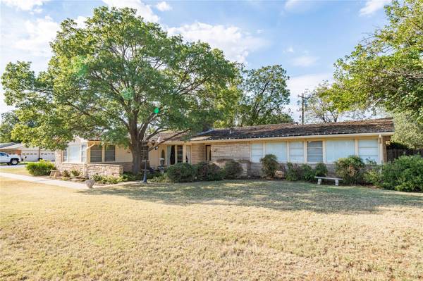 844 W Lake Drive, Hamlin, TX 79520