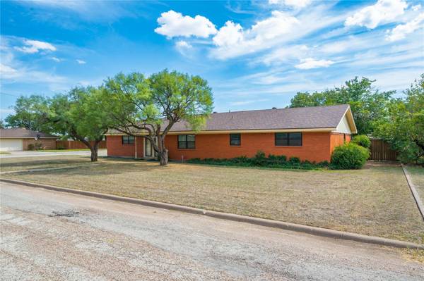 901 SW 1st Street, Hamlin, TX 79520