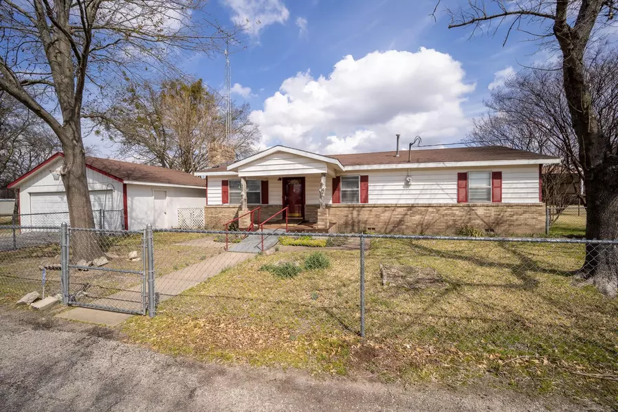 425 Locust Street, Point, TX 75472