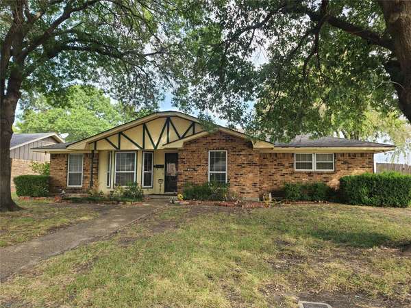 827 Granada Drive,  Duncanville,  TX 75116