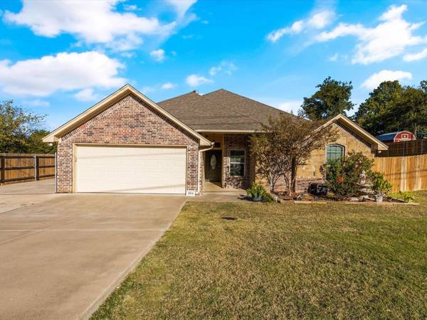 304 Knob Hill Drive, Granbury, TX 76048