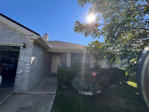 1215 Varacruz Drive, Arlington, TX 76010