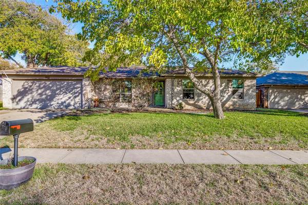 912 Monterrey Street, Bedford, TX 76022