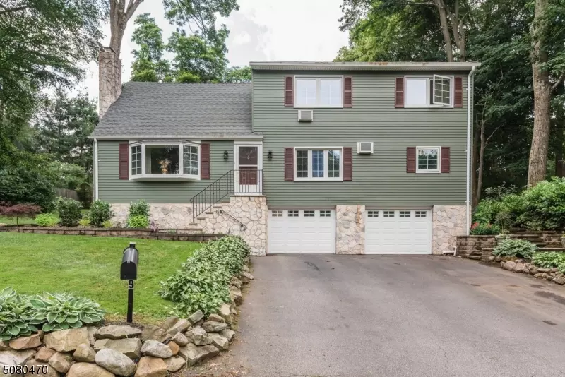 9 Colonial Ln, Kinnelon Boro, NJ 07405