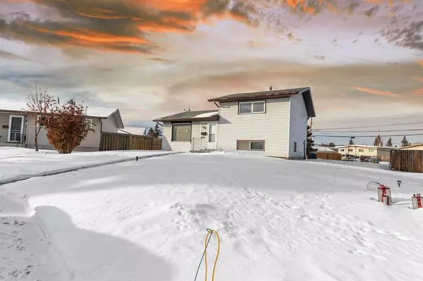 Calgary, AB T2A 2H7,1052 Penrith CRES SE