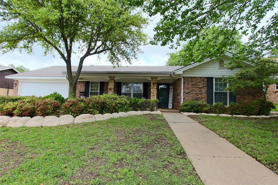 704 Glenhaven Drive, Hurst, TX 76054